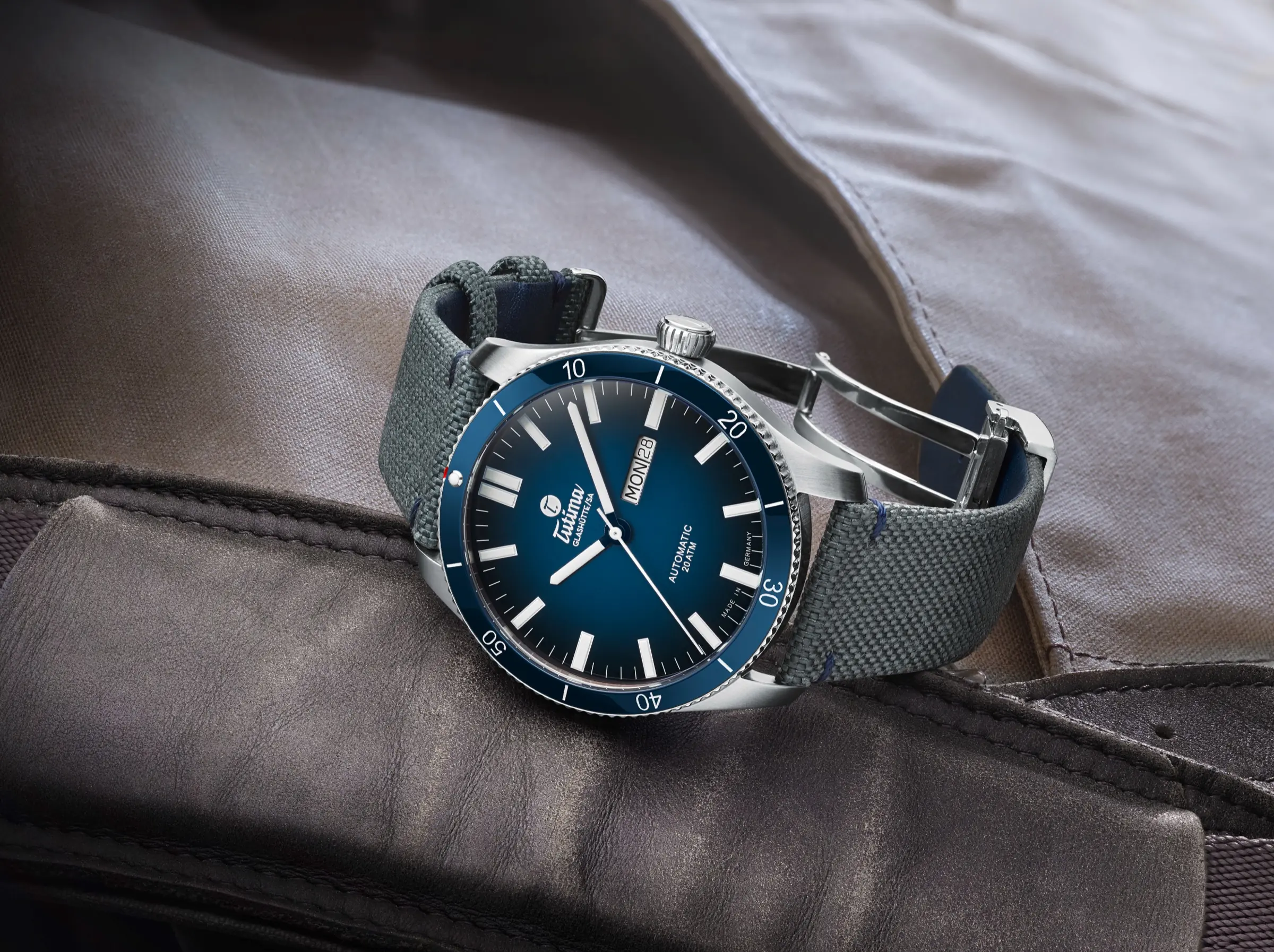 Airport Automatic 6107-06 — lifestyle