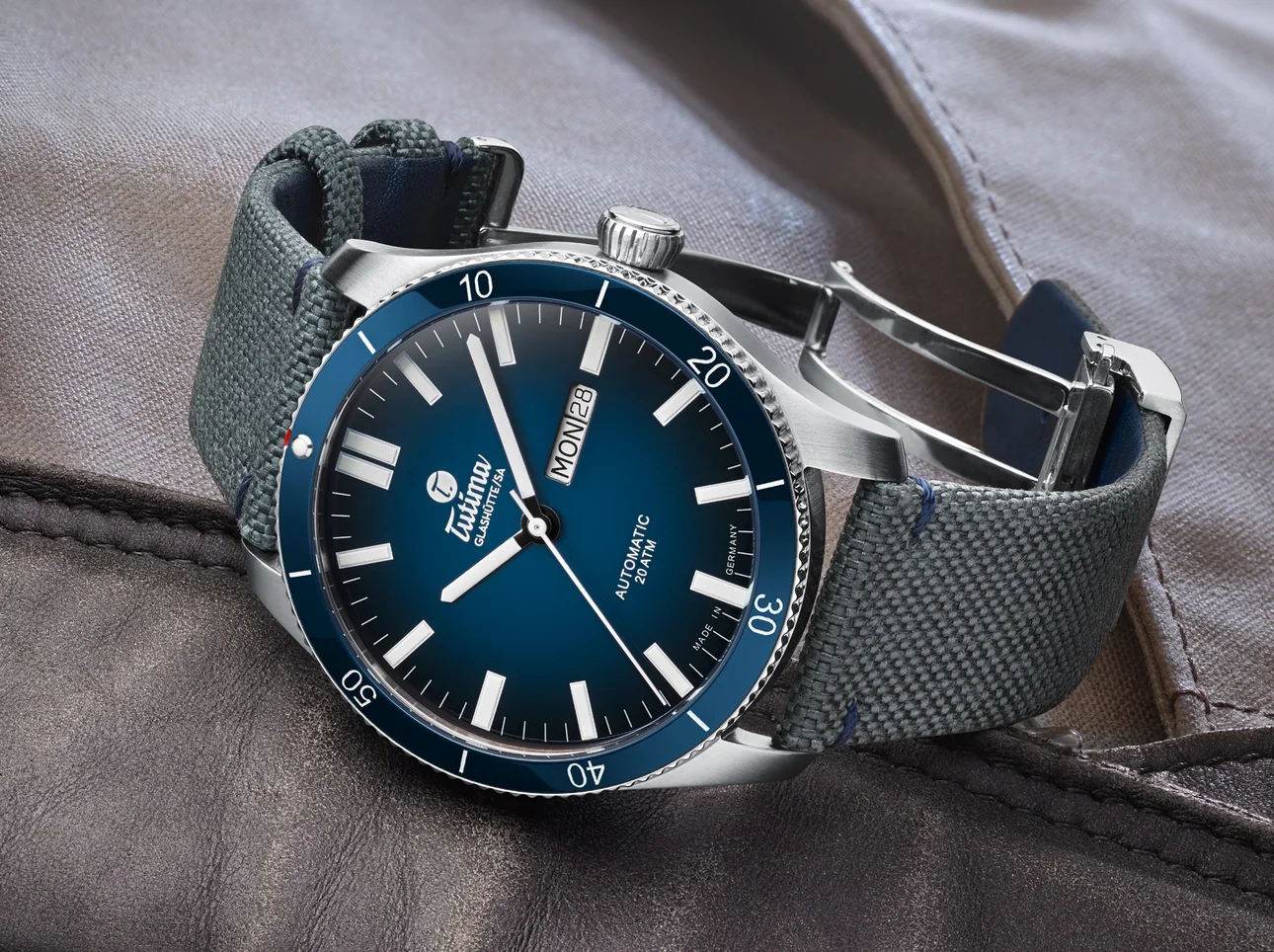 Airport Automatic 6106-01 — lifestyle