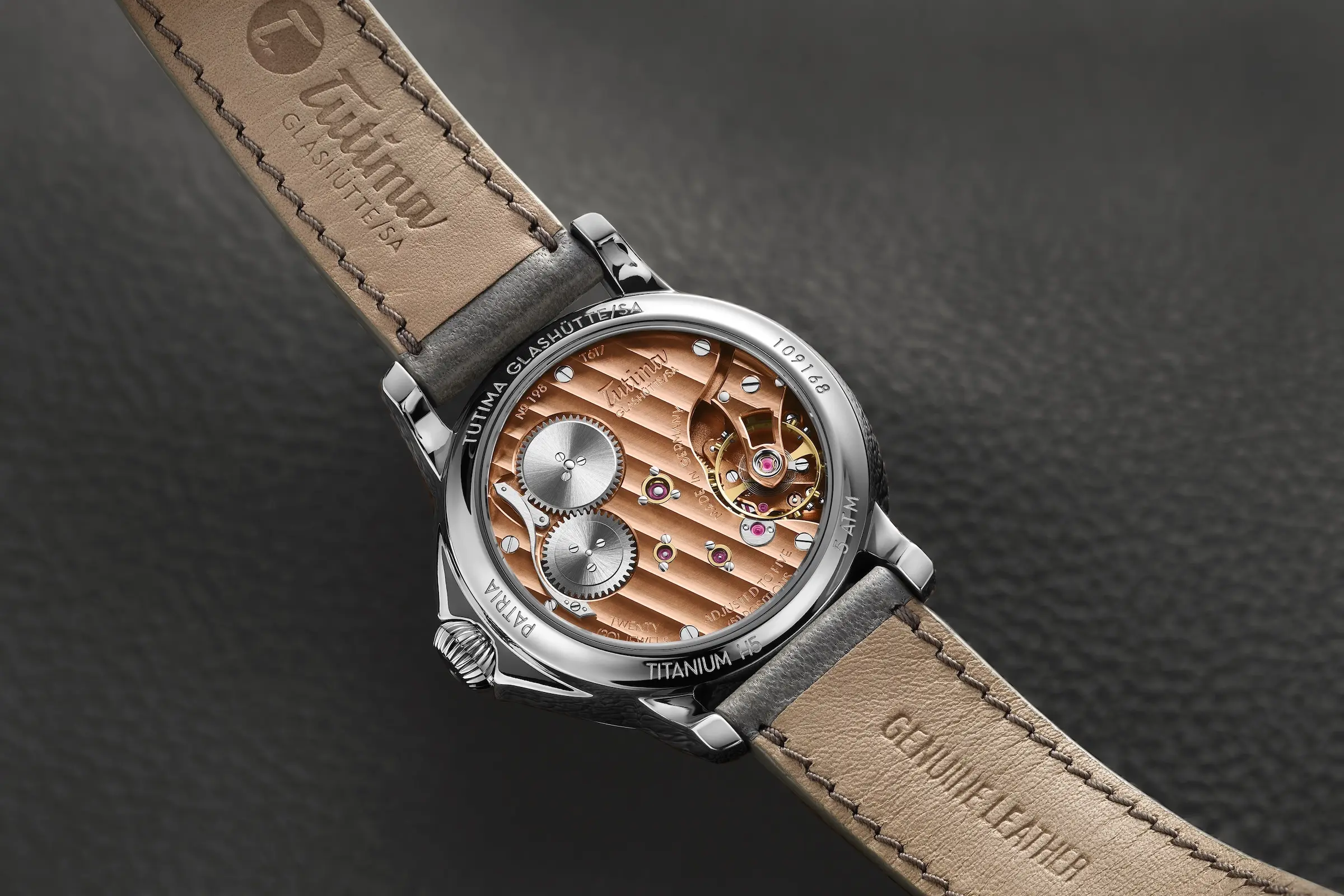 Patria Hellblau — 錶背